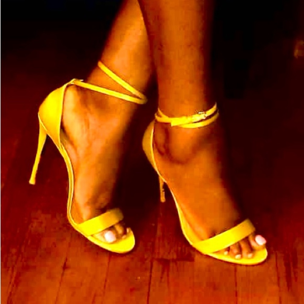 Gorgeous silk stilettos 👠 in beautiful lime color. Size 8